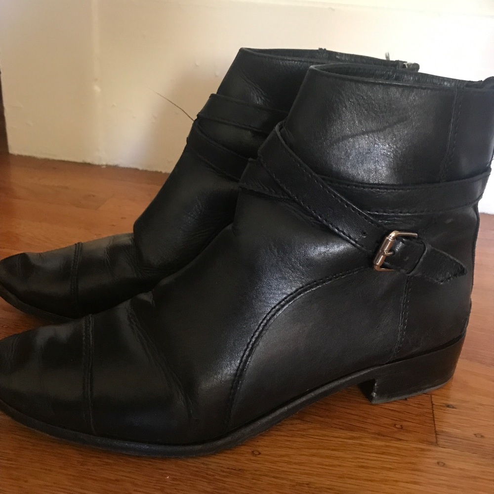 Pour la Victoire black leather ankle boots likenew